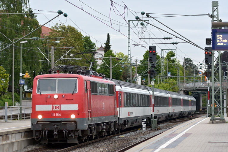 111 164 mit IC 285 bei km 15,6 (Juni 2013)