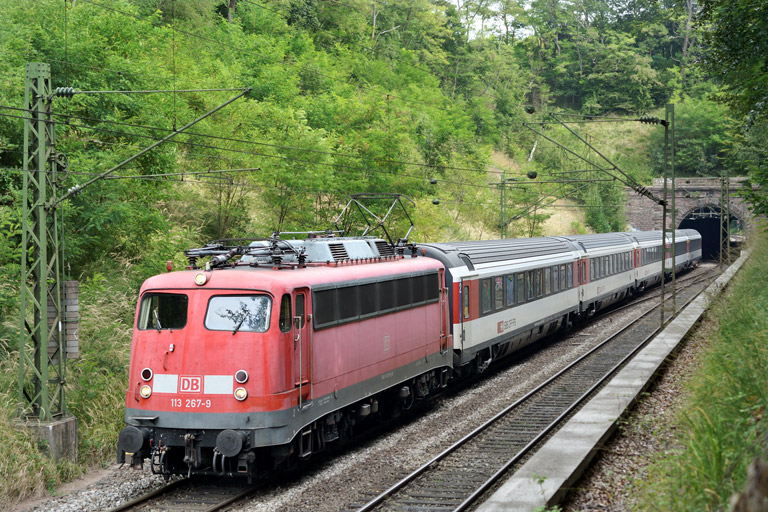 113 267 mit IC 185 bei km 18,0 (September 2013)