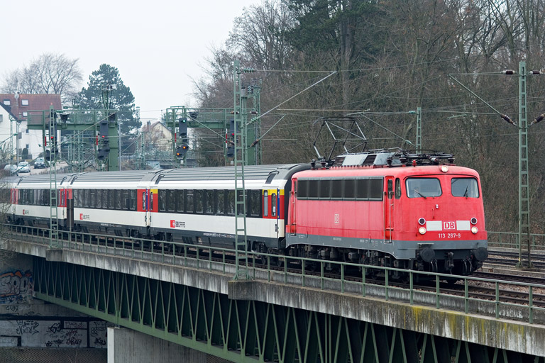 113 267 mit IC 284 bei km 14,6 (April 2013)