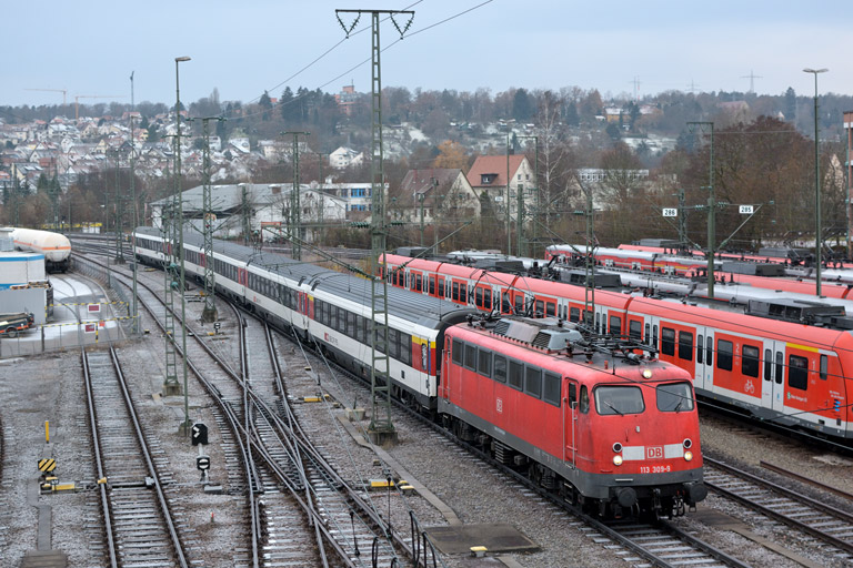113 309 mit IC 284 bei km 16,0 (Dezember 2013)