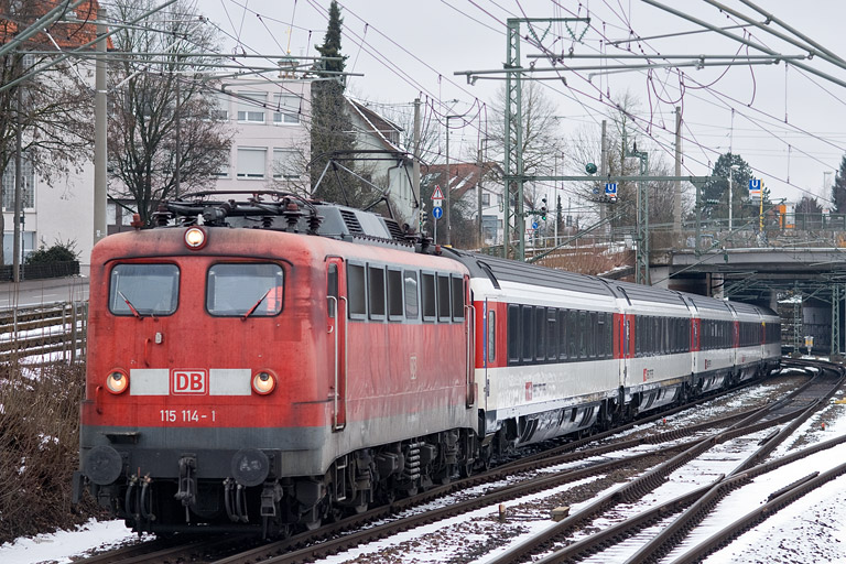 115 114 mit IC 185 bei km 15,4 (Februar 2013)