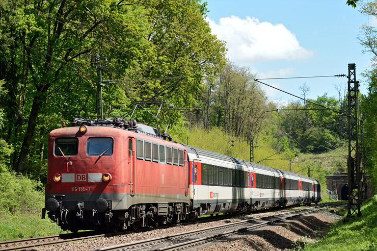 115 114 mit IC 185 bei km 18,2 (Mai 2013)