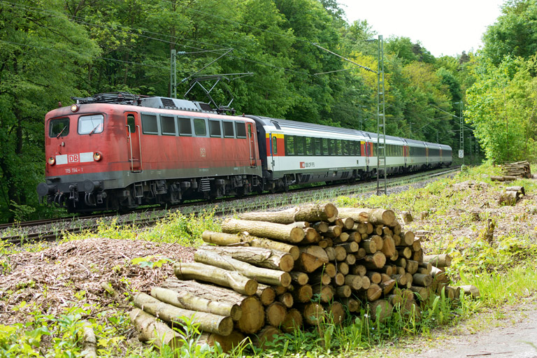 115 114 mit IC 282 bei km 10,0 (Mai 2013)