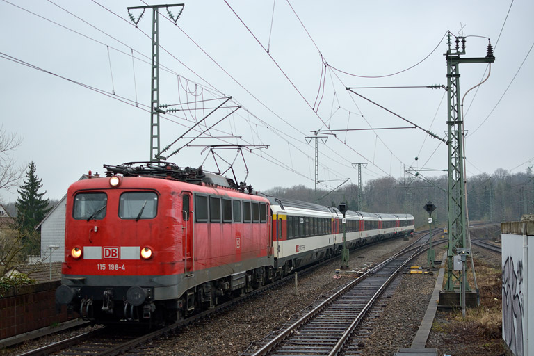115 198 mit IC 2554 bei km 16,8 (April 2013)