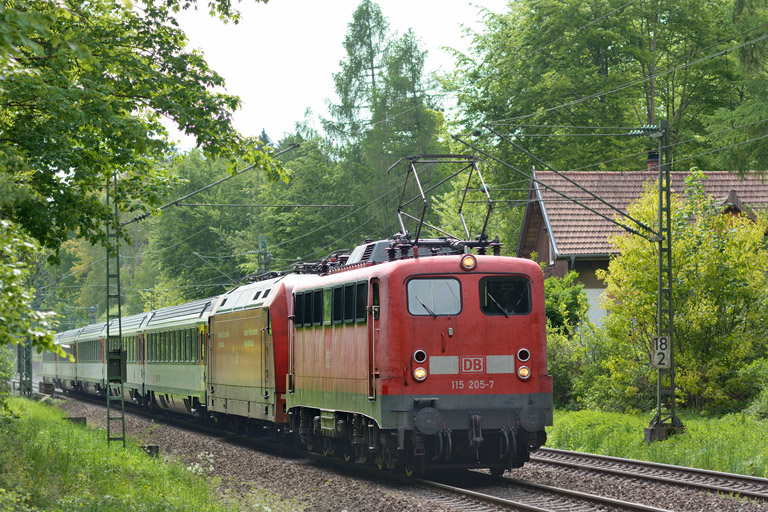 115 205 und 101 015 mit IC 186 bei km 18,2 (Mai 2013)