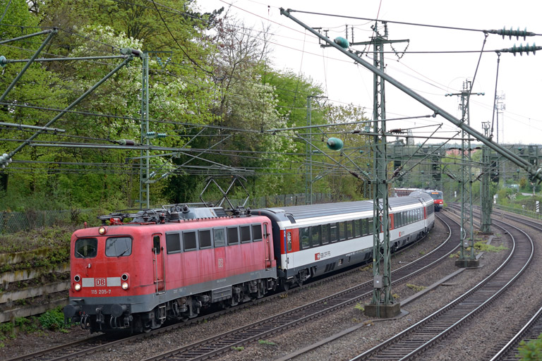 115 205 mit IC 185 bei km 14,8 (Mai 2013)