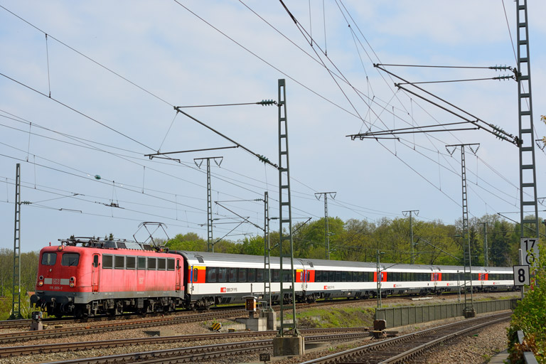 115 205 mit IC 186 bei km 17,0 (Mai 2013)