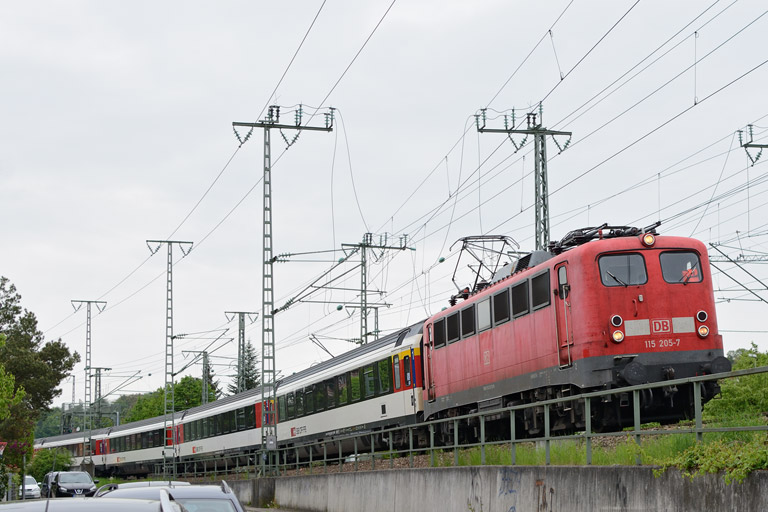 115 205 mit IC 284 bei km 16,6 (Mai 2013)