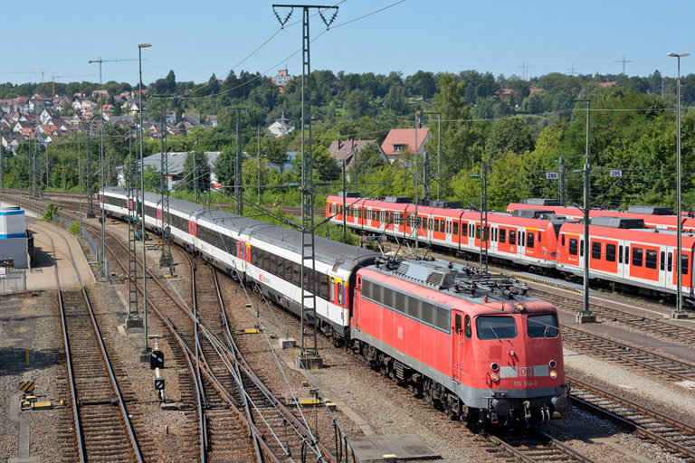 115 346 mit IC 282 bei km 16,0 (August 2013)