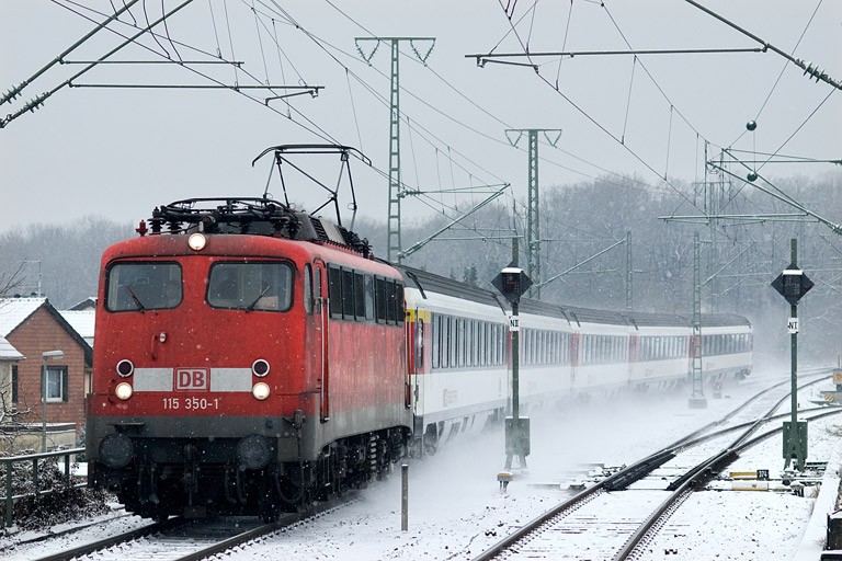 115 350 mit IC 284 bei km 16,8 (Januar 2013)