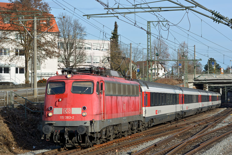 115 383 mit IC 185 bei km 15,4 (Dezember 2013)