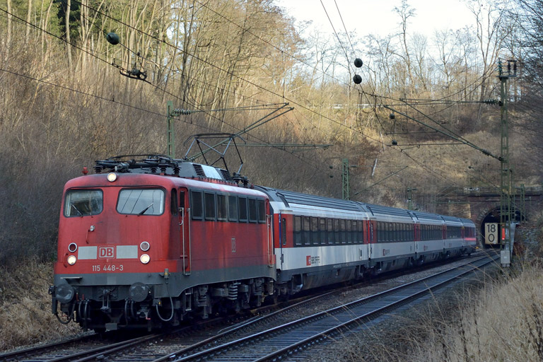 115 448 mit IC 185 bei km 18,0 (Dezember 2013)