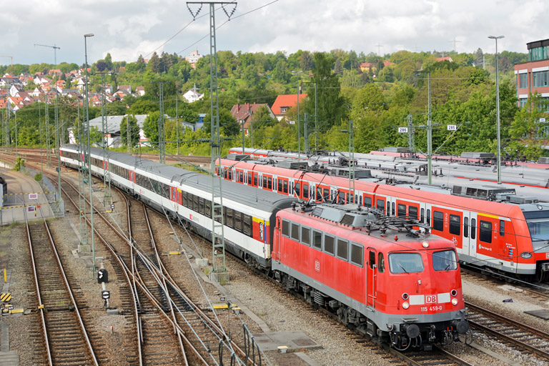 115 459 mit IC 284 bei km 16,0 (Mai 2013)