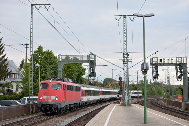 115 459 mit IC 285 bei km 16,6 (Mai 2013)