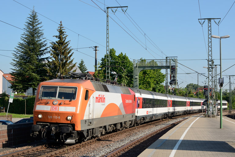 120 112 mit IC 181 bei km 16,8 (Juni 2013)