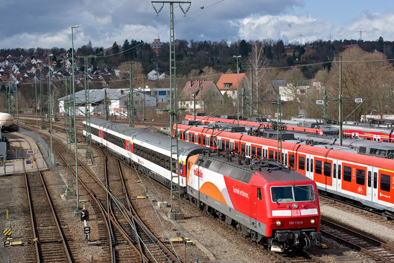 120 112 mit IC 2564 bei km 16,0 (April 2013)