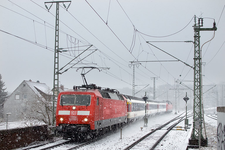 120 115 und 120 125 mit IC 2566 bei km 16,8 (M&auml;rz 2013)