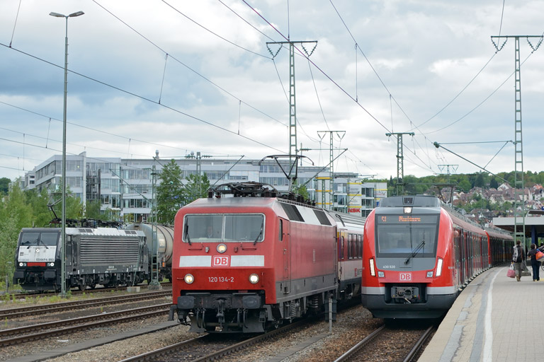 120 134 mit IC 184, 430 020 und ES 64 F4-093 (Mai 2013)