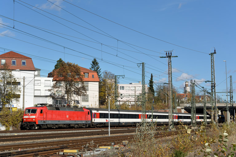 120 141 mit IC 185 bei km 15,4 (Oktober 2013)
