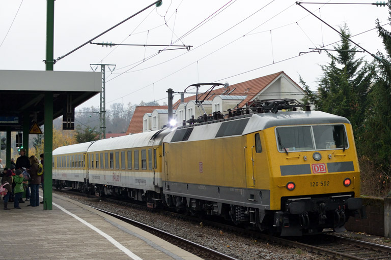 120 502 mit Mess NbZ 94314 bei km 16,8 (November 2013)