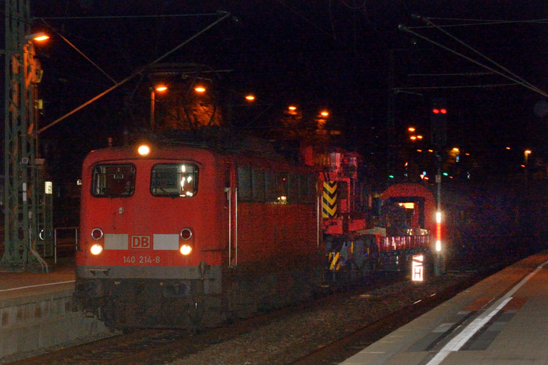 140 214 mit Hilfsz 99952 bei km 15,6 (November 2013)