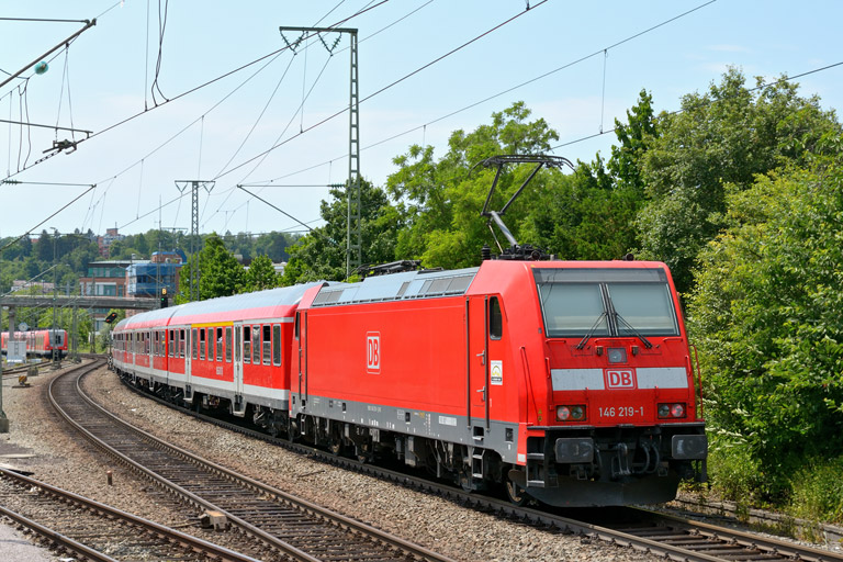 146 219 mit RE 19005 bei km 15,8 (Juni 2013)