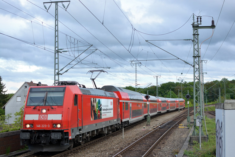 146 223 mit RE 19048 bei km 16,8 (Mai 2013)