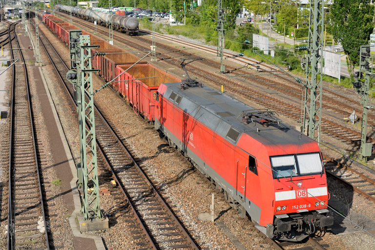 152 038 mit EK 56173 bei km 15,8 (Juni 2013)