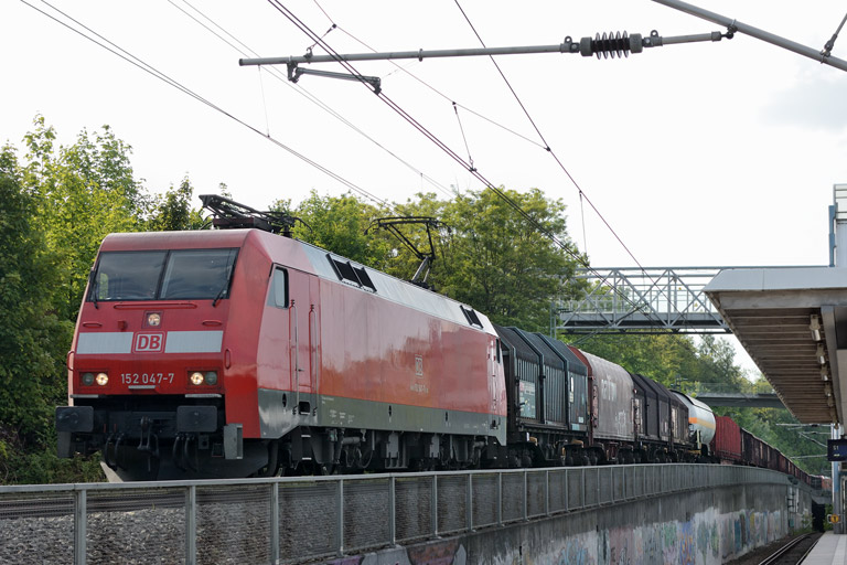 152 047 mit EK 56173 bei km 14,0 (Juni 2013)