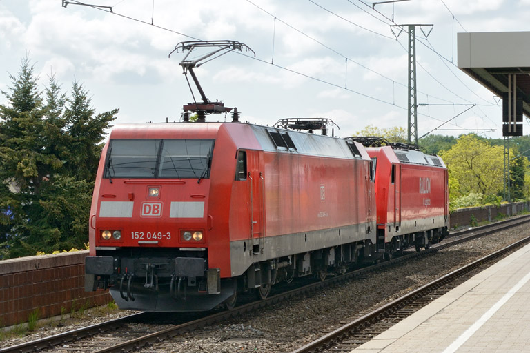 152 049 und 185 290 bei km 16,8 (Mai 2013)