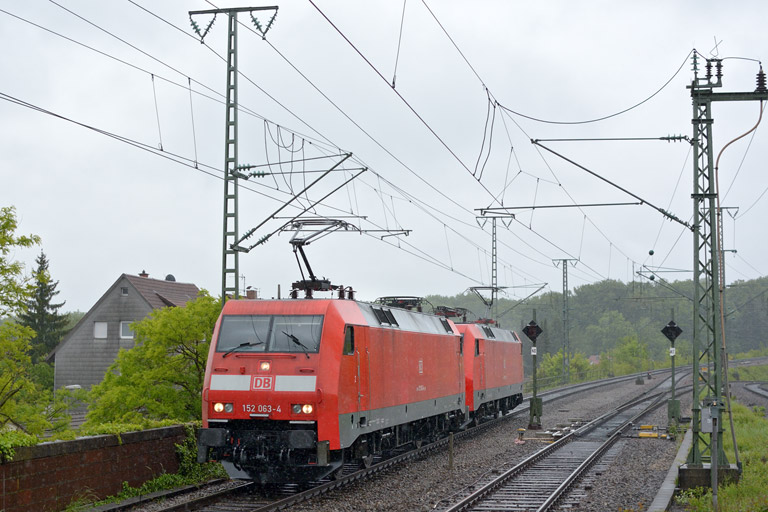 152 063 und 152 067 bei km 16,8 (Juni 2013)