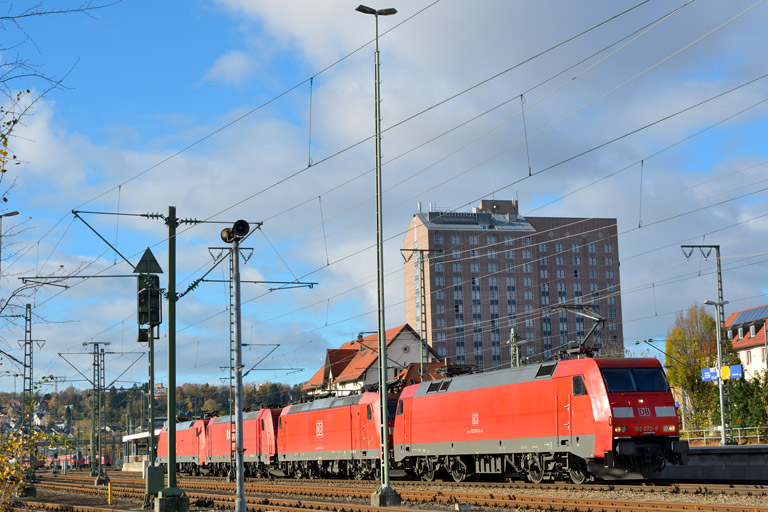 152 070, 185 091, 185 258 und 152 140 als T 67081 bei km 15,6 (November 2013)