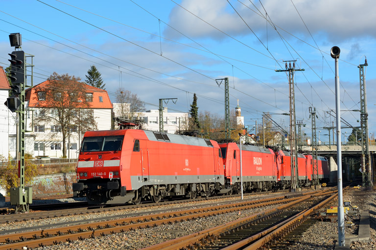 152 070, 185 091, 185 258 und 152 140 als T 67081 bei km 15,4 (November 2013)