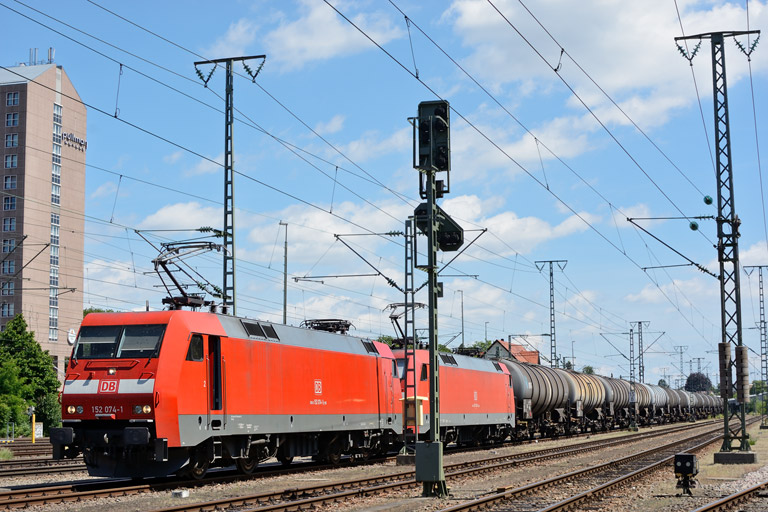 152 074 und 152 139 bei km 15,8 (Juni 2013)