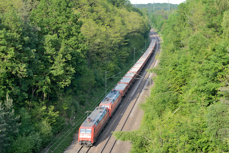 152 076 und Lok der Baureihe 152 mit GB 98805 bei km 20,2 (Juni 2013)