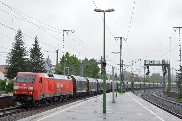 152 084 mit GM 49225 bei km 16,8 (Juni 2013)