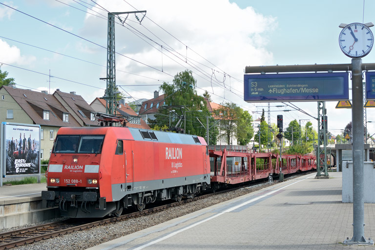 152 088 mit EK 56165 bei km 15,6 (Mai 2013)