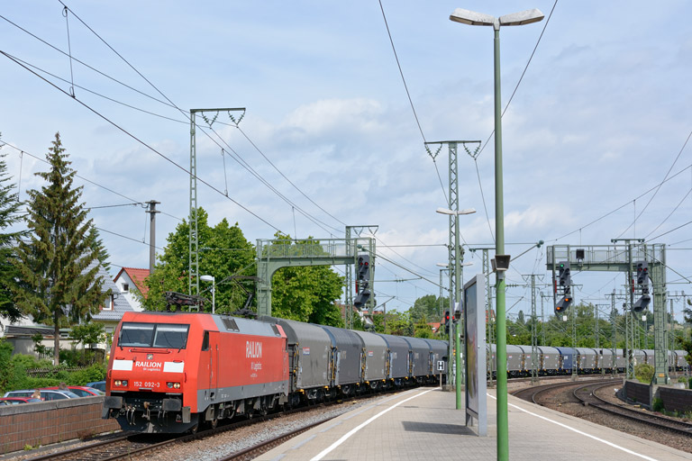 152 092 mit GM 49225 bei km 16,8 (Juni 2013)