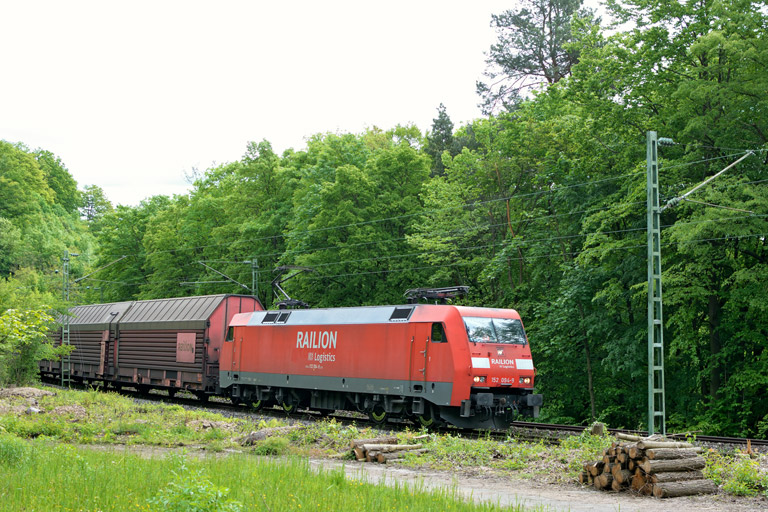 152 094 mit EK 56165 bei km 9,8 (Mai 2013)