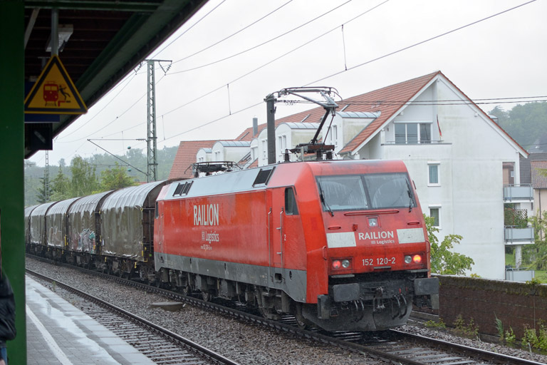 152 120 mit GM 49225 bei km 16,8 (Juni 2013)