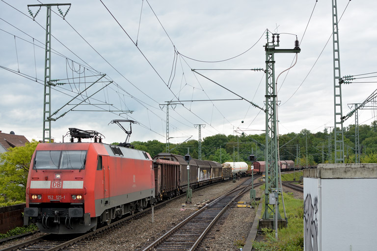 152 125 mit EZ 44696 bei km 16,8 (Mai 2013)