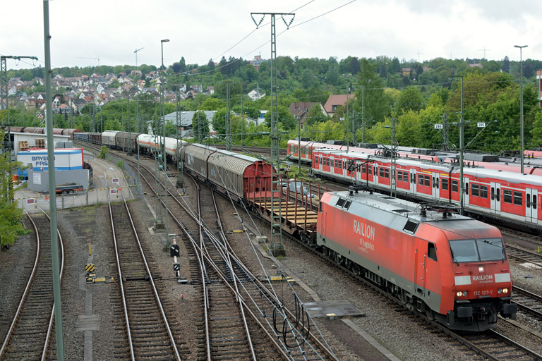 152 127 mit EZ 44696 bei km 16,0 (Mai 2013)