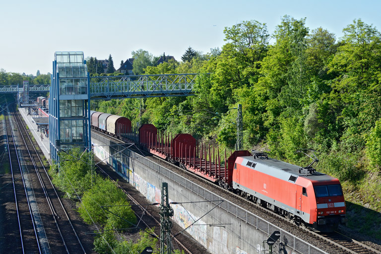 152 160 mit EK 56171 bei km 14,0 (Juni 2013)