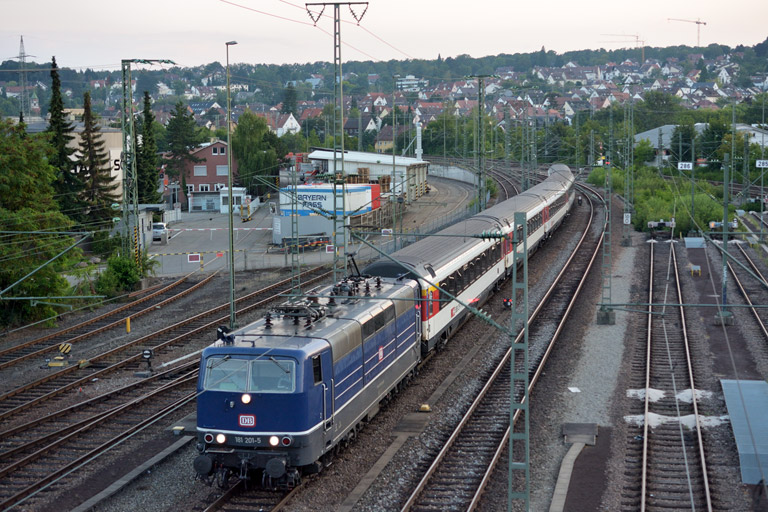 181 201 mit IC 182 bei km 16,0 (August 2013)