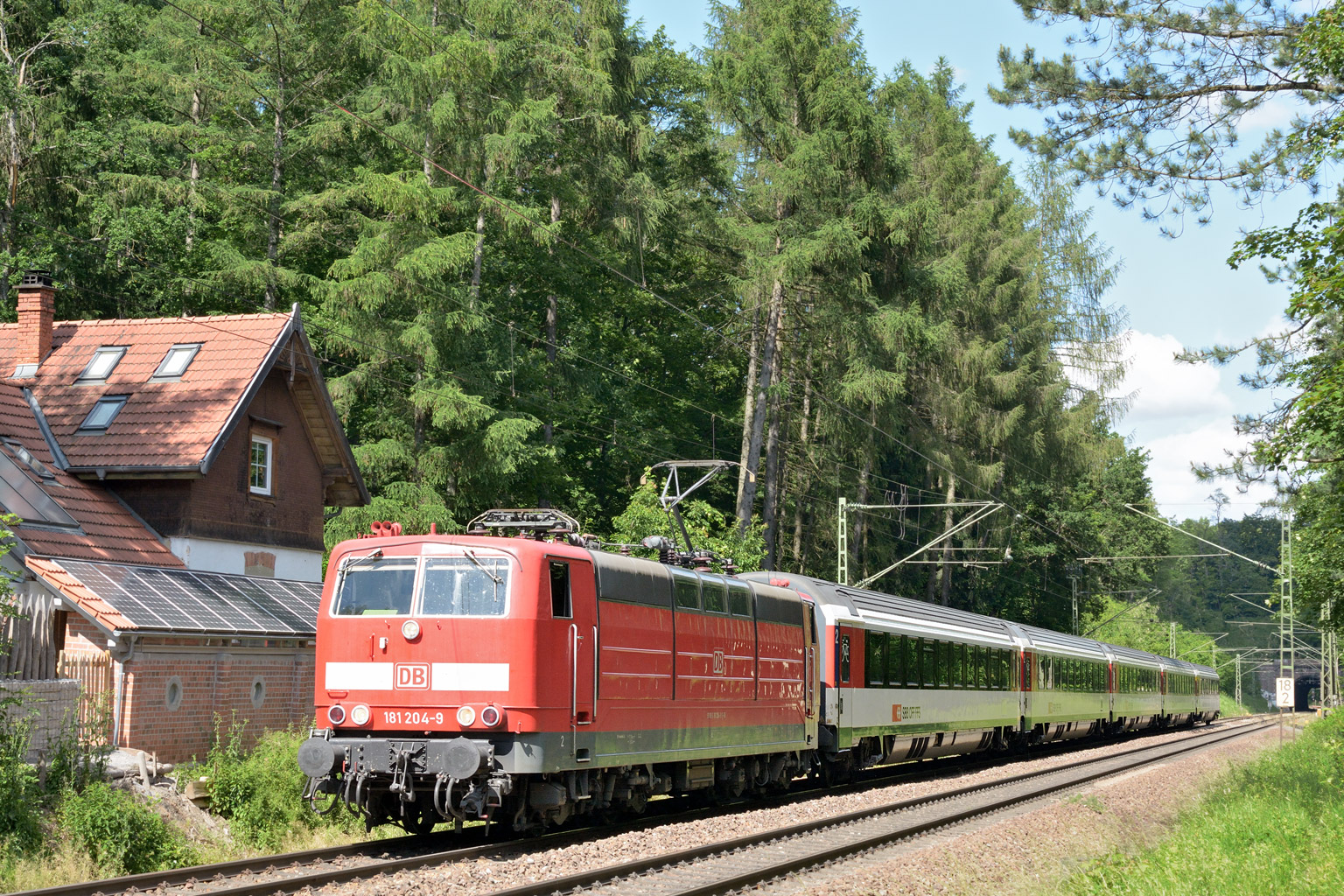 181 204 mit IC 281 bei km 18,2 (Juni 2013)