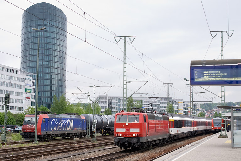 181 209 mit IC 280 und 482 028 bei km 15,6 (Mai 2013)