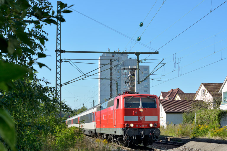 181 209 mit IC 281 bei km 8,6 (September 2013)