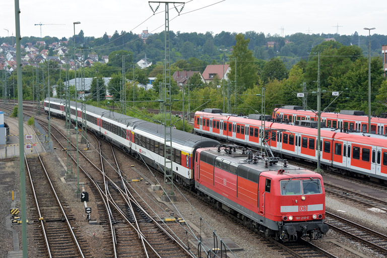 181 210 mit IC 280 bei km 16,0 (August 2013)