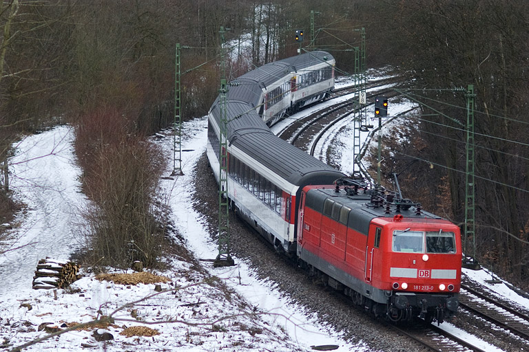 181 213 mit IC 281 bei km 9,8 (Februar 2013)
