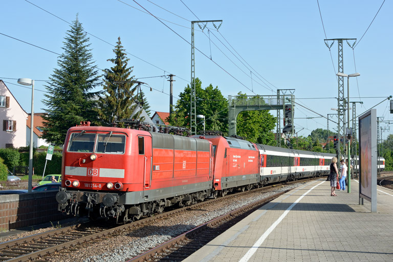 181 214 und 101 112 mit IC 181 bei km 16,8 (Juni 2013)